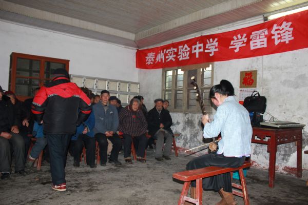 “學(xué)雷鋒，獻(xiàn)愛(ài)心”活動(dòng)走進(jìn)泰州市寺巷鎮(zhèn)敬老院