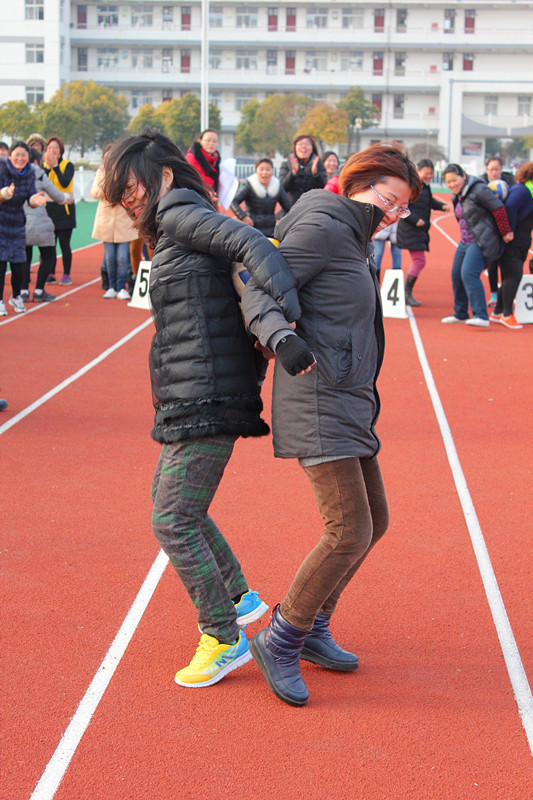 我校舉行了第二屆女教師趣味運動會