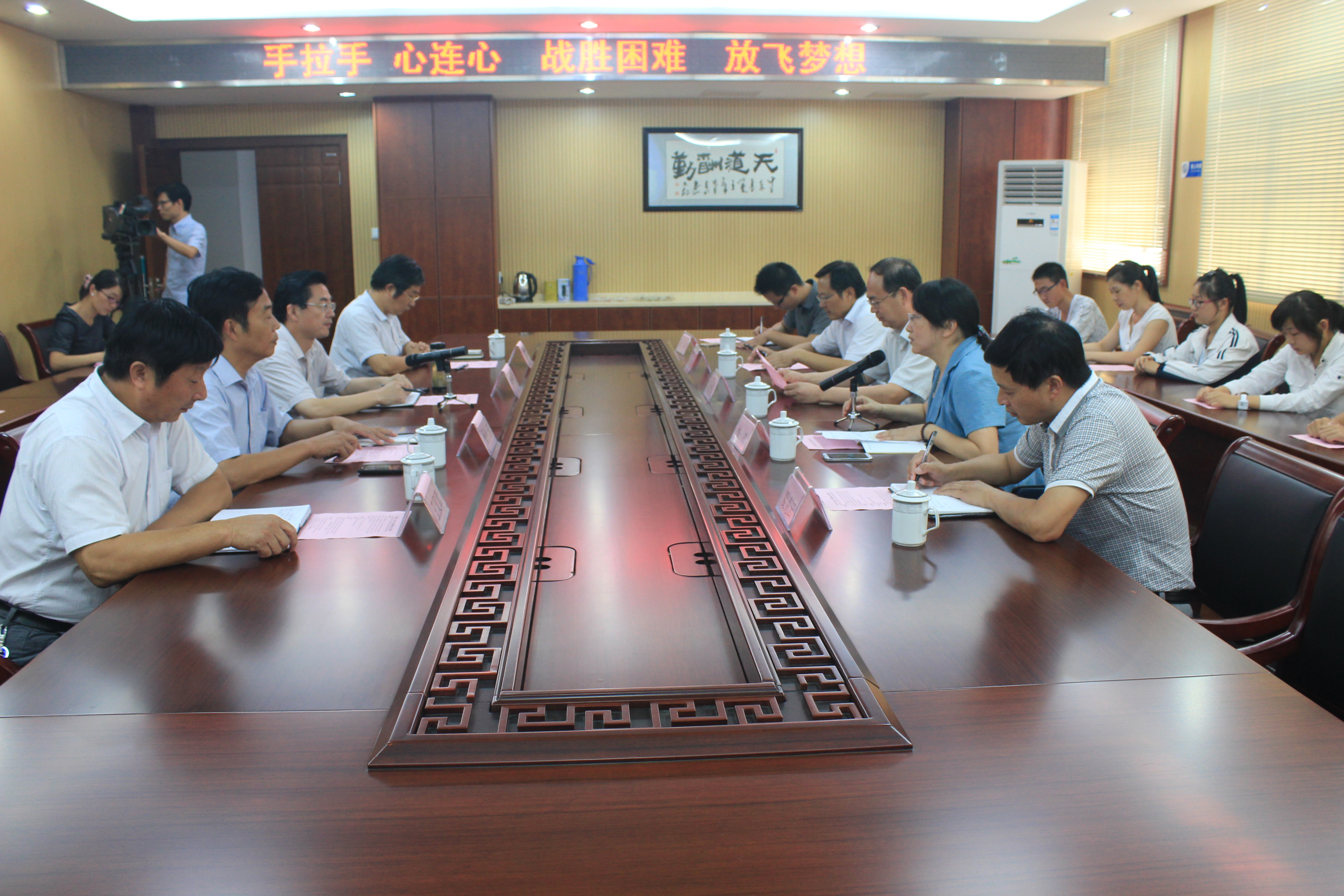 手拉手_心連心_戰(zhàn)勝困難_放飛夢(mèng)想