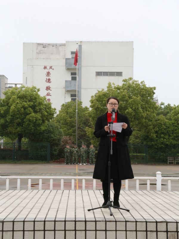 泰州實驗中學(xué)舉行慶祝中國人民解放軍海軍暨渡江戰(zhàn)役70周年升國旗儀式