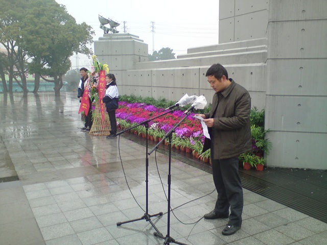 緬懷革命先烈，弘揚(yáng)民族精神—3月30日泰州實(shí)驗(yàn)中學(xué)清明節(jié)祭掃活動(dòng)