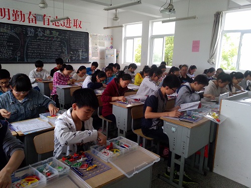 “電子百拼”科技活動興趣小組培訓(xùn)如火如荼地進(jìn)行