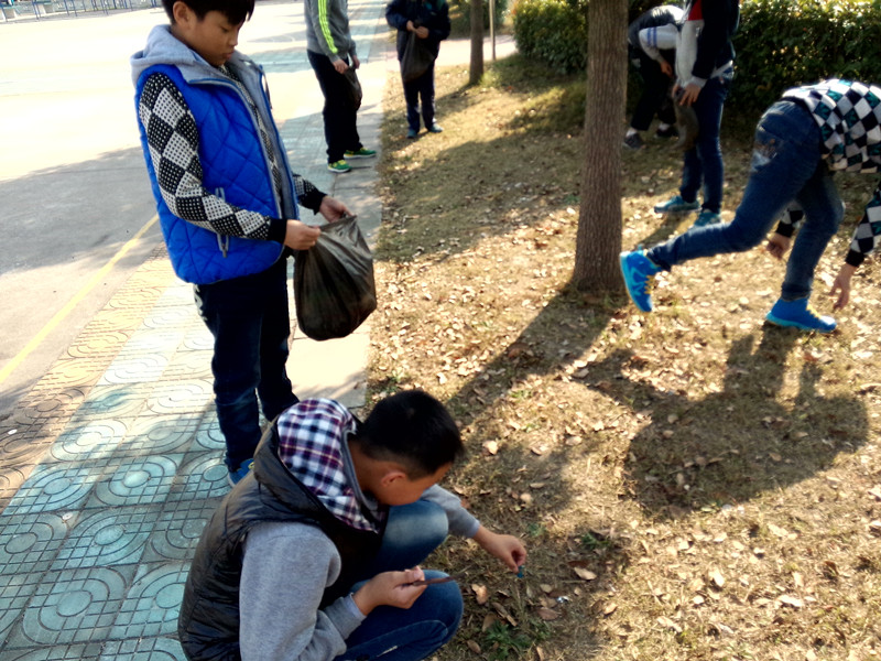 3月12日青年志愿者創(chuàng)綠色校園，樹文明新風