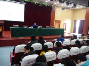 我校團委召開團員及入團積極分子團課培訓