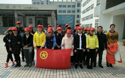 實(shí)中學(xué)子弘揚(yáng)雷鋒精神?義務(wù)清理公交站臺