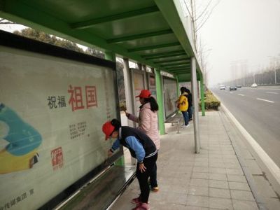 實(shí)中學(xué)子弘揚(yáng)雷鋒精神?義務(wù)清理公交站臺
